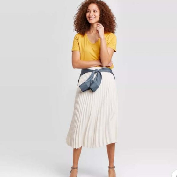 NWT Women's XXL Short Sleeve Yellow Tee - Picture 3 of 4